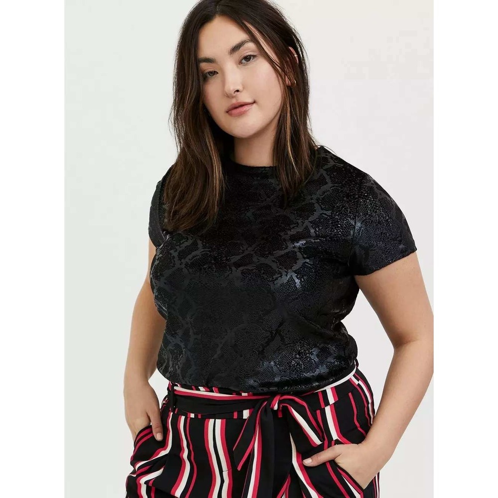 Torrid Black Snakeskin Embossed Velvet Tee Plus Size 1 1X 14/16 Short Sleeve Top - Picture 1 of 14